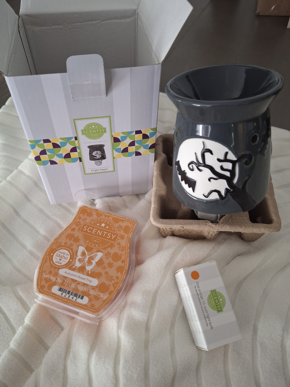 Scentsy Halloween Fright Night Mini Warmer. New. Extras: Wax Bar & Orange Bulb